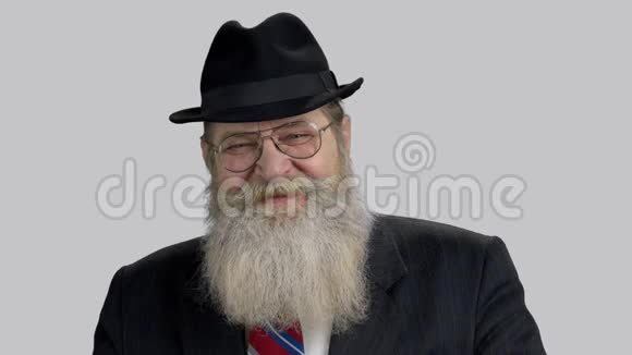 特写一位留着长胡子的积极老人的肖像视频的预览图
