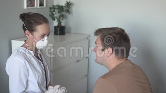 戴口罩的医生和病人交谈并在时髦的时候和他道别视频的预览图