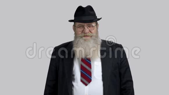 欧洲老人长胡子的肖像视频的预览图