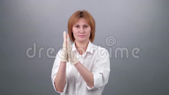 女人手上戴着医用手套搓手COVID19视频的预览图
