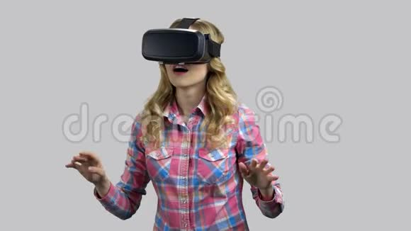 年轻女孩对虚拟现实体验的反应非常情绪化视频的预览图