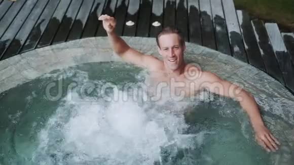 在热带度假胜地人在按摩浴缸里玩得很开心视频的预览图