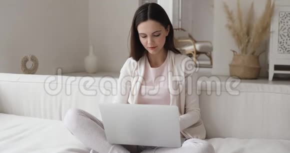 年轻女子在笔记本电脑上庆祝成功视频的预览图