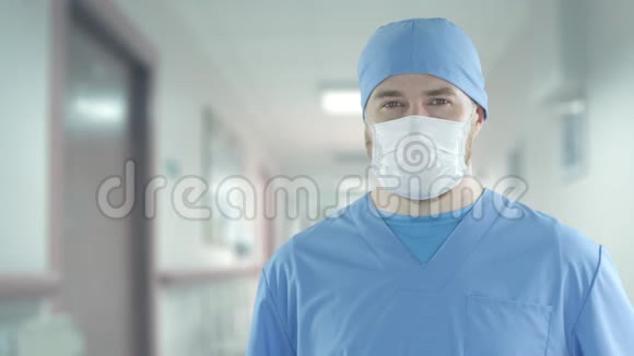 医生在医院走廊戴着面罩用红色摄像机拍摄视频的预览图