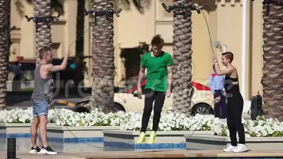 迪拜一群运动员用跳绳跳跃视频的预览图
