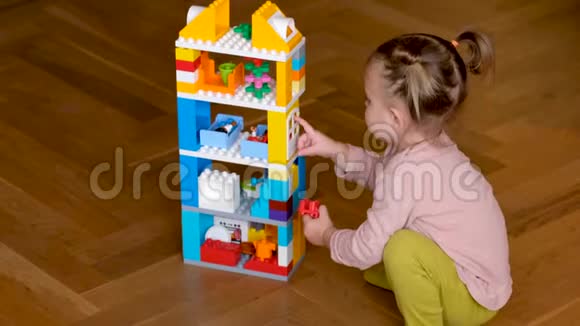 小女孩在玩玩具屋视频的预览图