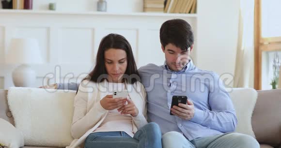 年轻夫妇沉迷于手机的科技成瘾者视频的预览图
