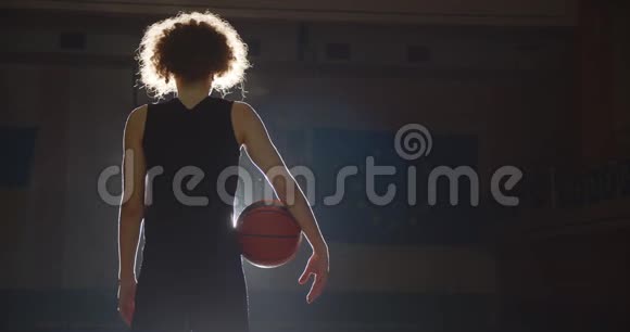 明亮的灯光照明篮球运动员剪影体育馆运动眩光体育馆视频的预览图