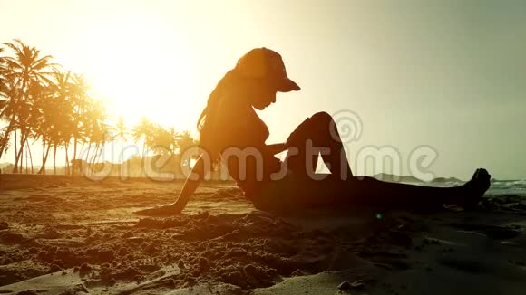 一个在海滩上休息的南美女孩的剪影视频的预览图