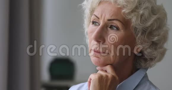 接近年长成熟体贴的退休妇女远离视线视频的预览图