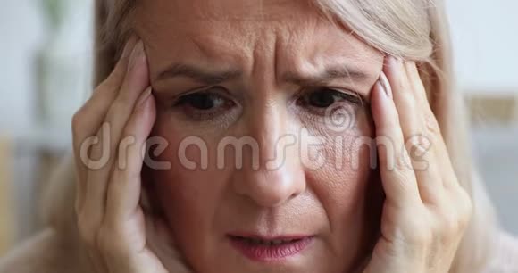 不快乐我成熟的女性退休人员有头痛的感觉视频的预览图