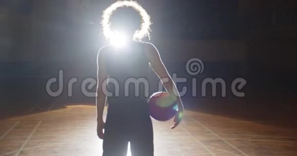 明亮灯光照明篮球运动员剪影图像大厅视频的预览图