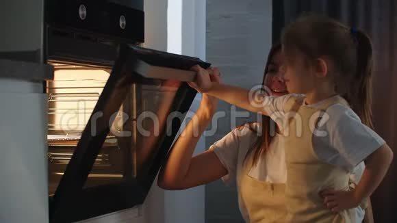 一家人一起做饭母女俩把馅饼放进烤箱关上门小心等待自制视频的预览图