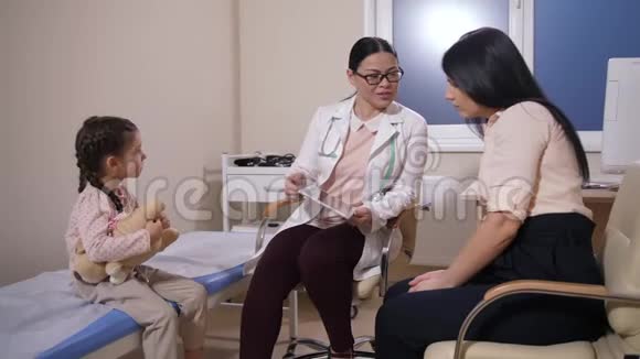 医生向患病女孩的母亲出示化验结果视频的预览图