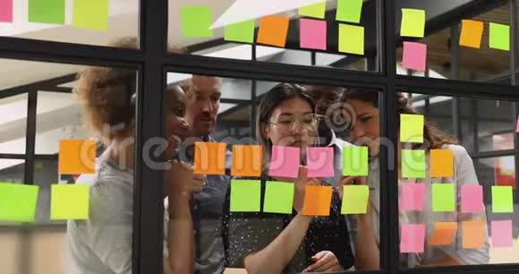 兴奋的混合种族国际公司员工一起管理项目过程视频的预览图