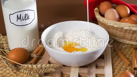 用面粉和鸡蛋将牛奶倒入碗中视频的预览图