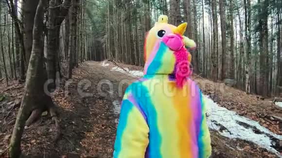 秋山林中穿着独角兽服装的女徒步旅行者视频的预览图