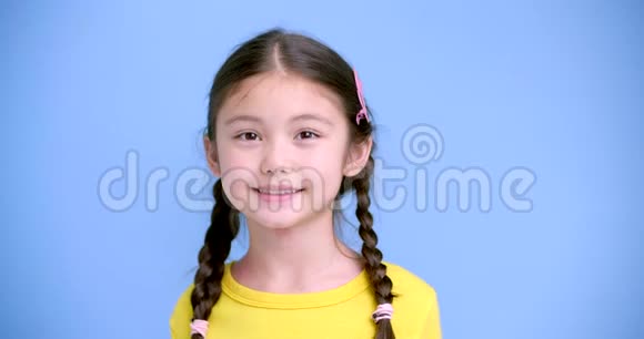 美丽的小女孩A的肖像视频的预览图