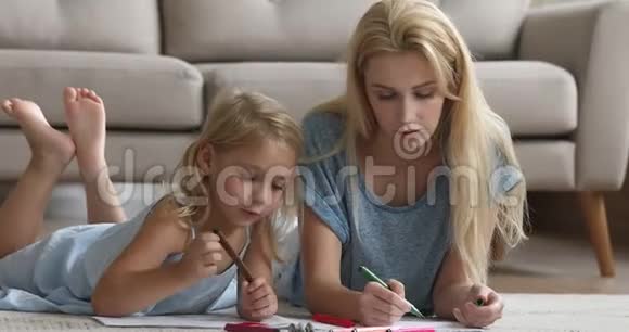 千禧女保姆教小女孩写信视频的预览图