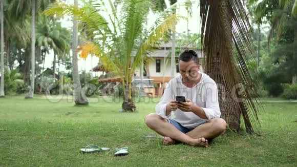 男性使用智能手机和平板电脑视频的预览图