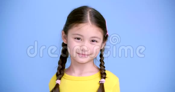 美丽的小女孩A的肖像视频的预览图