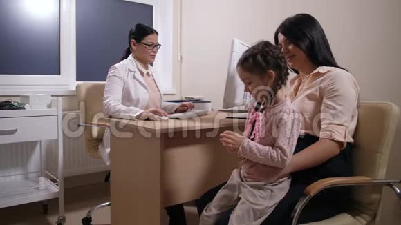医生在电脑和女病人谈话视频的预览图
