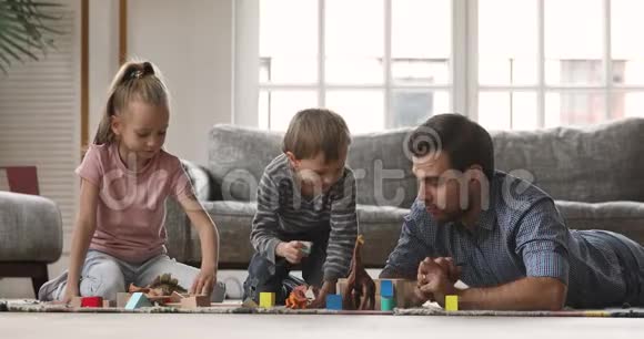 快乐的孩子们在家和爸爸一起建造建筑视频的预览图