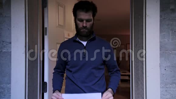 一个男人关上一扇带有隔离住所的门门前有隔离标志警告Covid19病毒视频的预览图