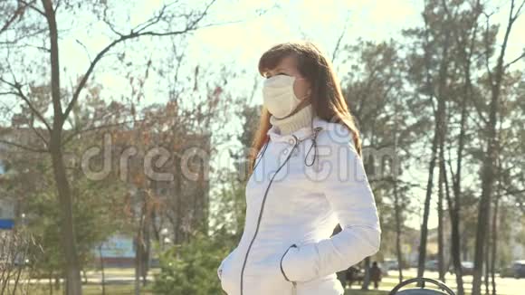 街上戴着防护面具的女游客的肖像对病毒和细菌的保护流行病视频的预览图