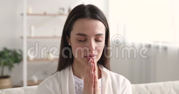 迷人的女士祈祷或冥想双手紧握在一起视频的预览图