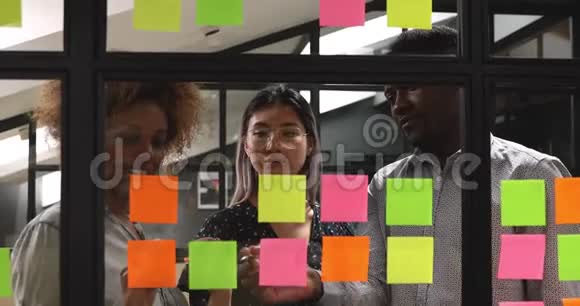 快乐混血青年同事一起在坎班董事会附近工作视频的预览图