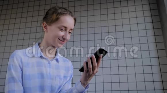 在线技术女性持有智能手机使用语音识别功能视频的预览图