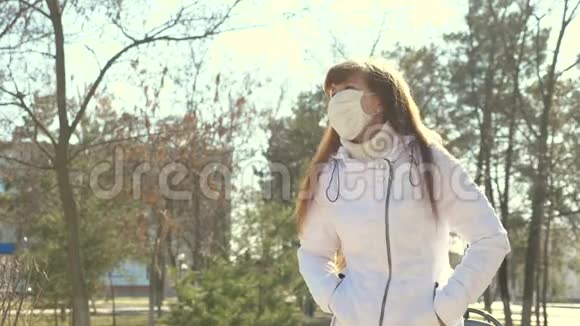 戴着防护面罩的年轻女孩和戴着防护面罩的男人在街上相遇大流行冠状病毒街头穿着的游客视频的预览图