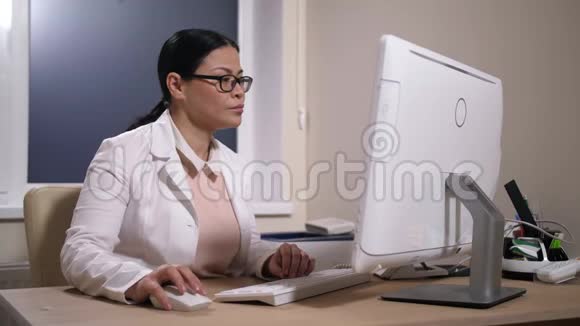 在医院从事电脑工作的女医生视频的预览图