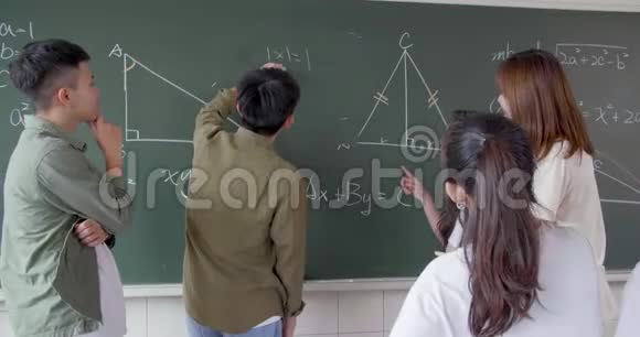 数学问题学生小组视频的预览图