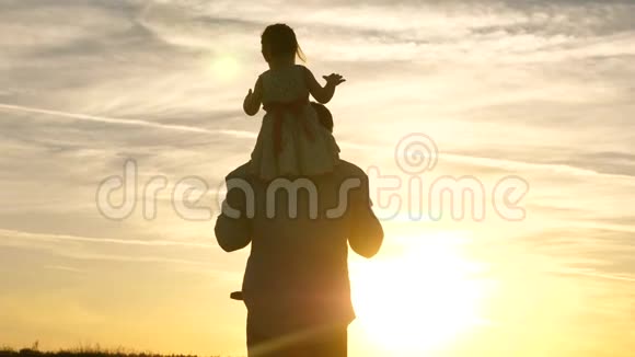 父亲带着他心爱的女儿在他的肩膀上跳舞在飞行和笑声快乐的孩子和他爸爸一起玩视频的预览图