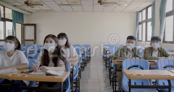 学生在教室佩戴防护面罩防止细菌病毒及PM25微米视频的预览图