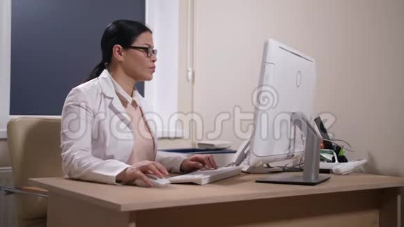 医生在电脑工作期间接听电话视频的预览图