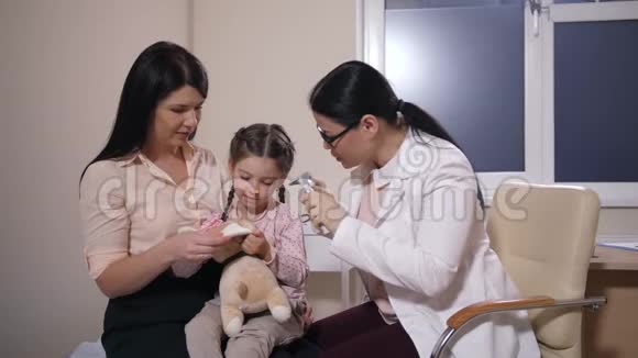 耳鼻喉科医生检查儿童的听力视频的预览图