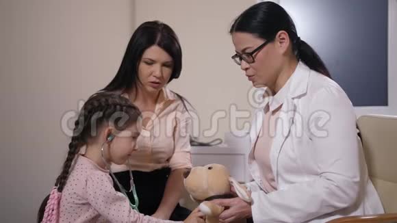 在诊所使用听诊器的儿童病人视频的预览图