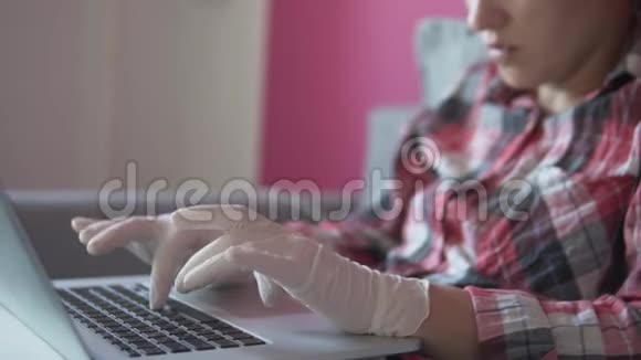 俄罗斯冠状病毒流行期间一名妇女在家工作视频的预览图