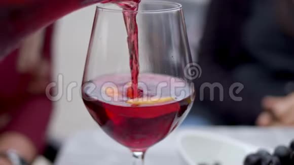 波尔图市一杯桑格里亚酒视频的预览图