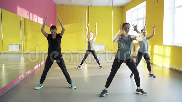 一群年轻的运动女性在健身室做汉堡视频的预览图