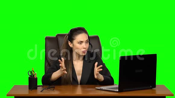 商务女性在视频电话会议上以愤怒的情绪交谈发誓绿色屏幕视频的预览图
