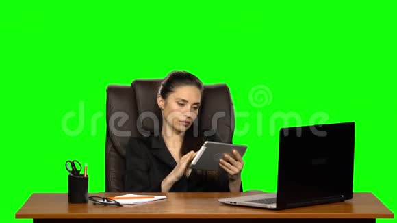 女工坐在工作场所靠在一张皮椅上在平板电脑上交流愤怒地卷着眼睛视频的预览图