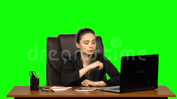 在一个辛苦的工作日之后职场上的商务女性感到很累绿色屏幕工作室视频的预览图
