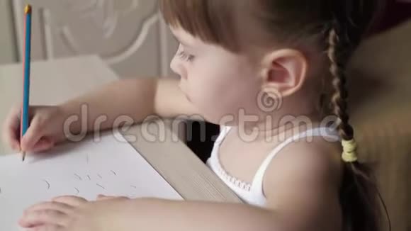儿童发展概念孩子画在一张白纸上可爱的小艺术家女孩婴儿蜡笔在一个房间里视频的预览图