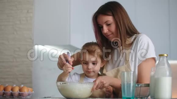 家庭小生意的母亲一个糕点厨师一个面包师和一个年轻的助手一个女儿一起准备面团和视频的预览图