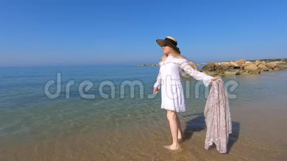 女士前往塞浦路斯在珊瑚湾海滩附近放松视频的预览图