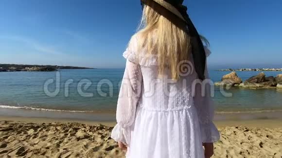 女士前往塞浦路斯在珊瑚湾海滩附近放松视频的预览图